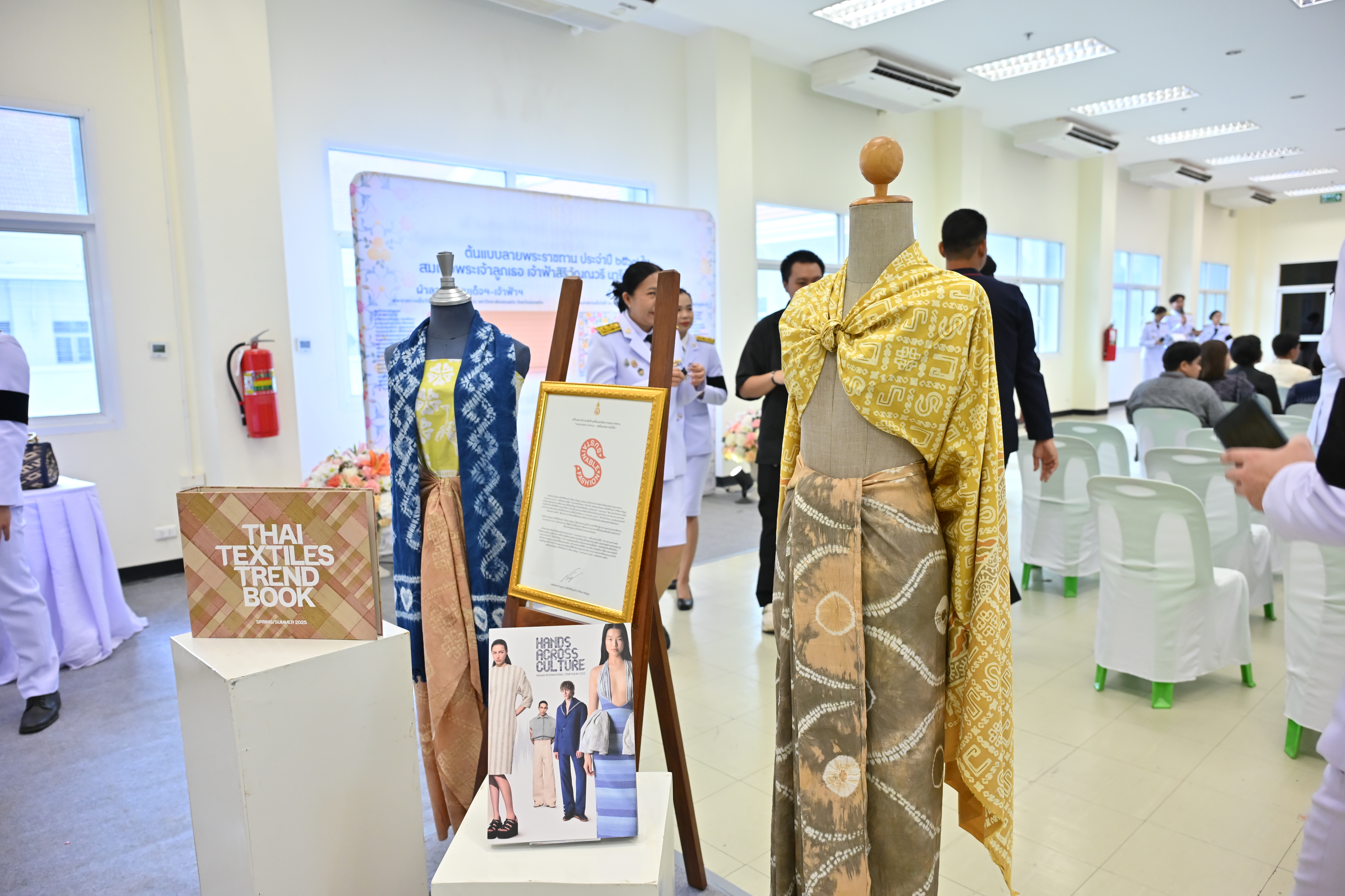 title - ส.ป.ก.นครปฐม เข้าร่วมพิธีมอบแบบลายผ้าพระราชทาน ประจำปี 2569